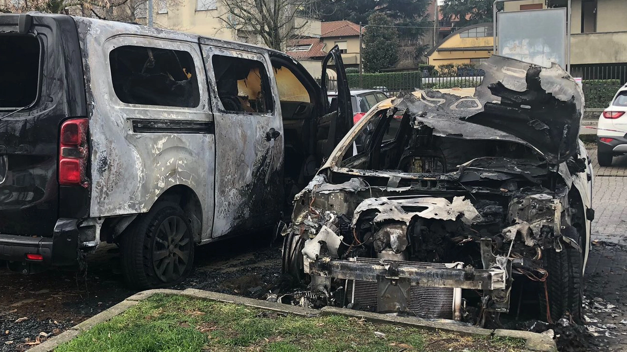 auto incendiate a Legnano