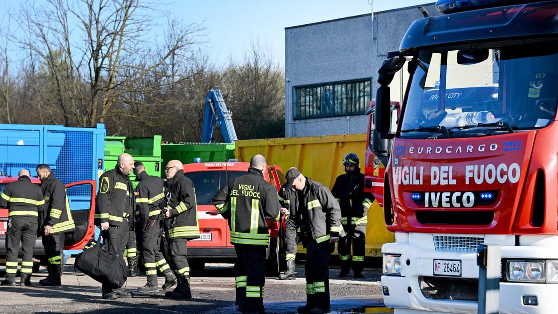 Brucia un capannone a Buccinasco: "Nessun rifiuto pericoloso, solo carta"