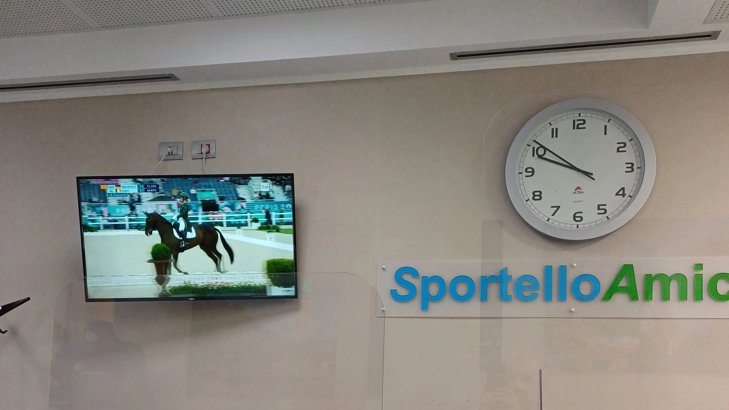 Il monitor dello sportello amico del municipio trasmette in diretta le olimpiadi