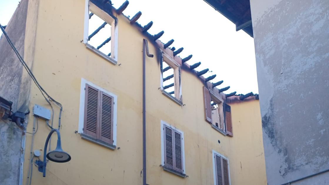 Incendio all’ex albergo Toledo, il Codacons al Comune: “Cosa si sta facendo per le famiglie sfollate?”