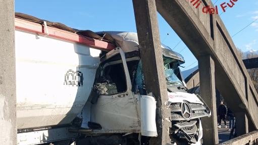 Sorico, camion si schianta contro il Ponte del Passo. Bloccato l’unico collegamento tra i due lati del lago di Como