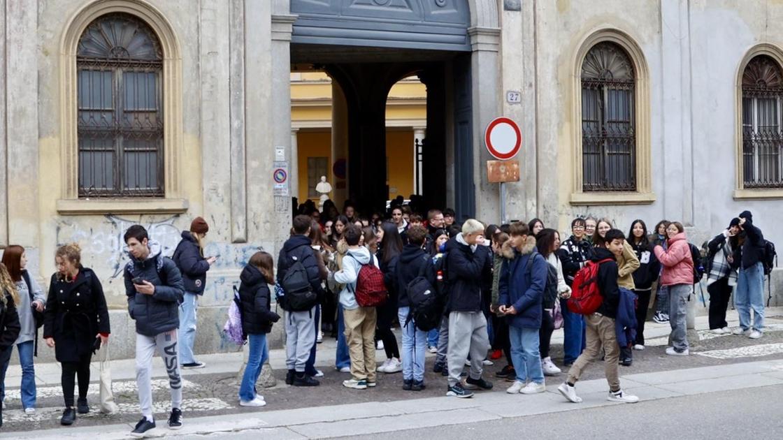 Niente bus tra scuola e palestra. E così chi frequenta il Cairoli non può fare lezione di ginnastica