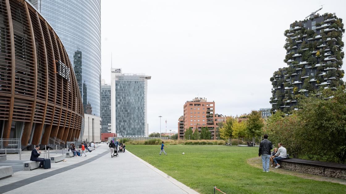 Alberi, parchi e verde: il 40% delle città lombarde deve impegnarsi di più. Lo dice l’Europa