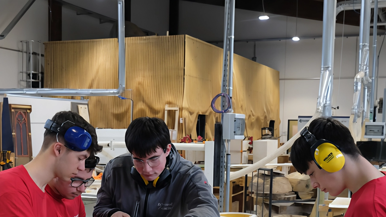 I ragazzi di Artwood Academy, la scuola di formazione di Lentate sul Seveso