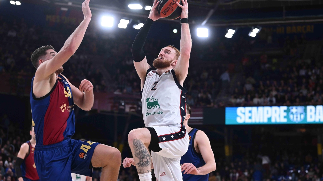 Nico Mannion in penetrazione nella gara vinta venerdì sera in trasferta dall’Olimpia Milano sul parquet del Barcellona