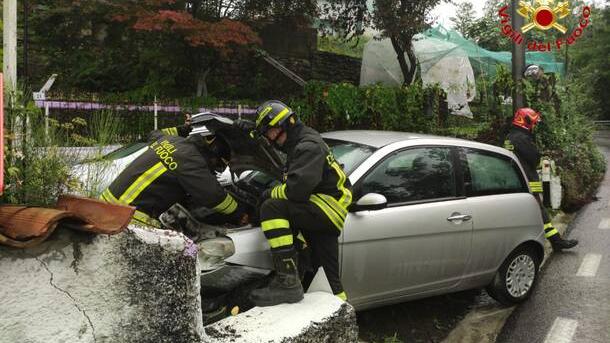 Ferrera di Varese, auto esce di strada e finisce contro un muro: ferito 25enne