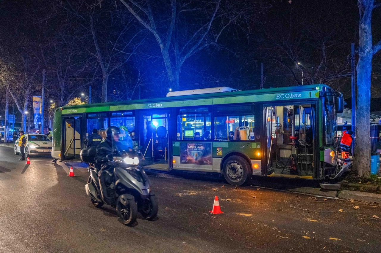 L'autobus contro il palo