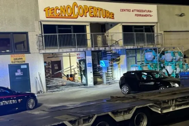 Spaccata in un’azienda a Fombio, auto ariete sfonda l’ingresso: ladri rubano attrezzi da edilizia e giardinaggio