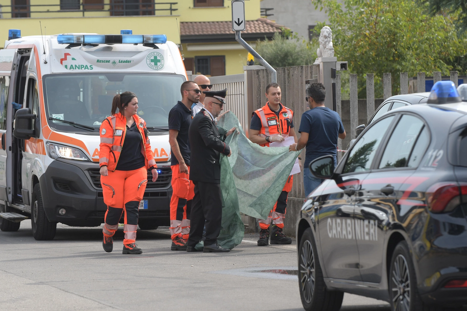 I carabinieri sul luogo dell'omicidio di Antonio Bellocco a Cernusco sul Naviglio