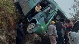 Il bus con a bordo i turisti che tornavano dal Machu Picchu precipitato nella scarpata