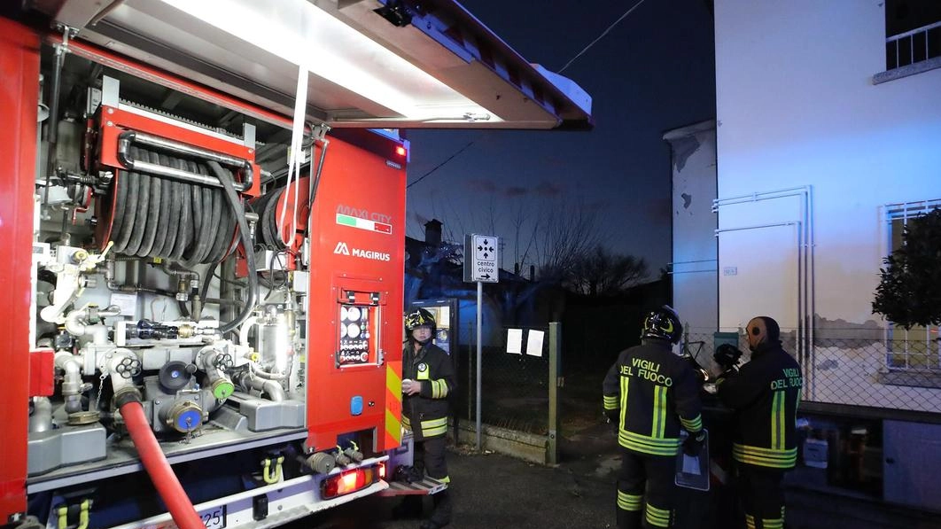 MAGNAGO (Milano) Vasto incendio in un capannone abbandonato. È accaduto sabato sera, quando il fuoco ha avvolto un capannone in disuso...