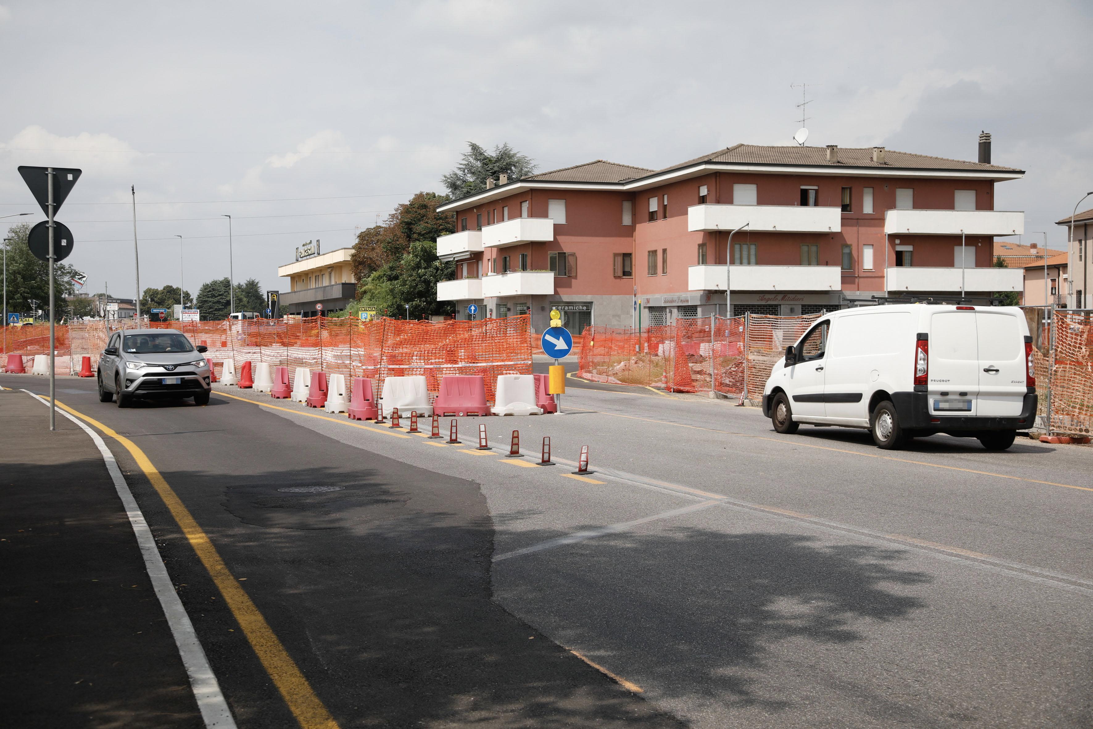 Pogliano: “La rotonda della speranza”. Cittadini esasperati: lavori infiniti, ora basta