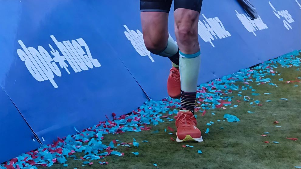 Marco Del Regno, ex calciatore e ora triatleta, ha completato nove Ironman e si prepara per la decima sfida. La passione per lo sport lo spinge a superare limiti e fatiche, nonostante l'avanzare dell'età.