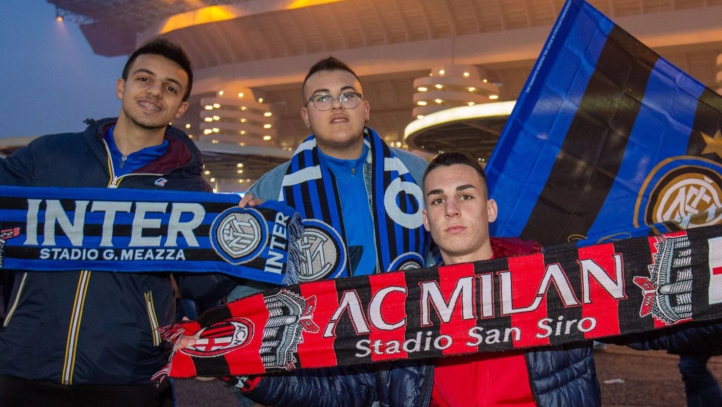 I tifosi di Milan e Inter, sullo sfondo lo stadio San Siro