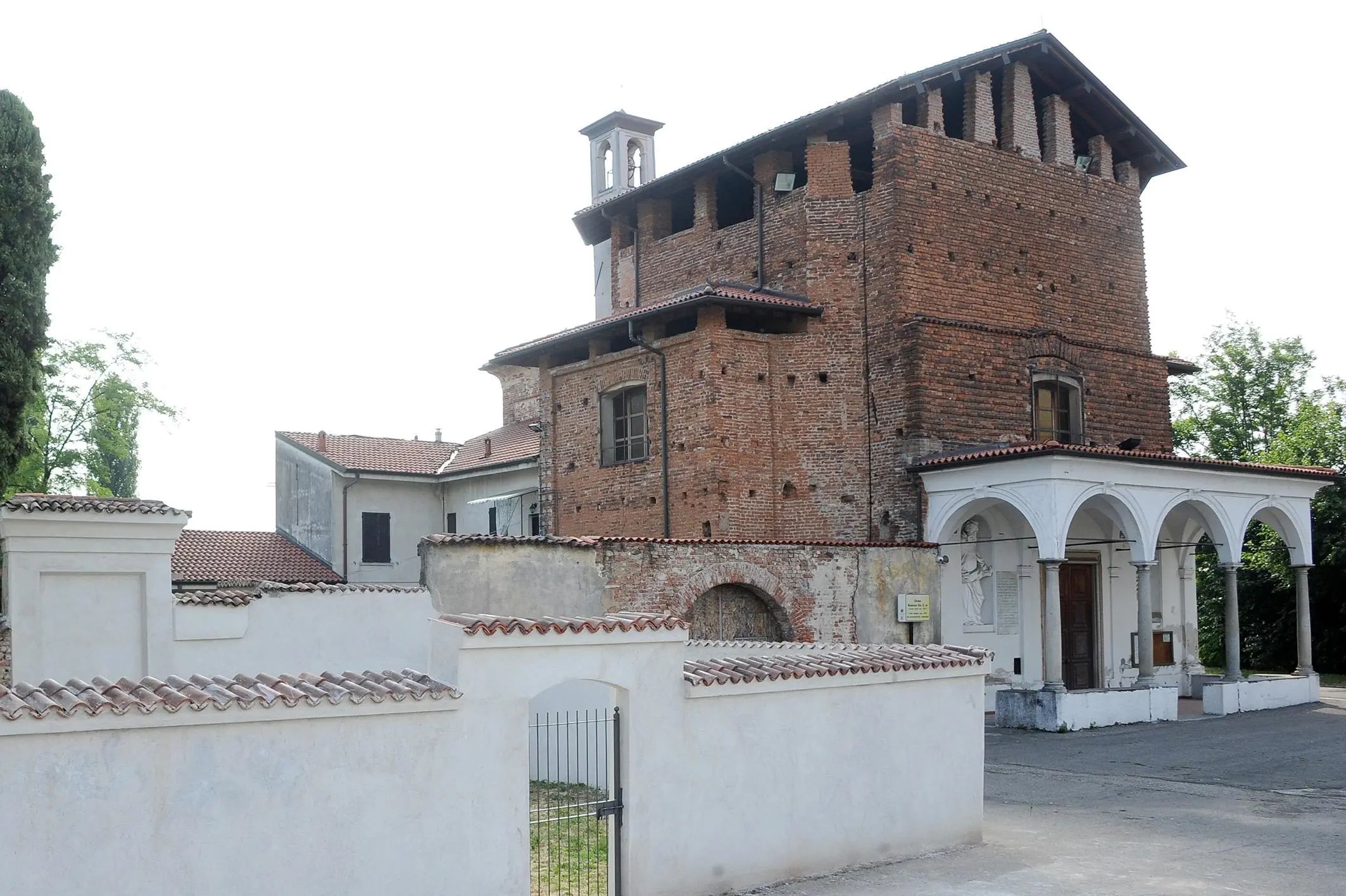 Parabiago, le chiese della città nel mirino dei vandali: distrutte le statue del presepe e imbrattati i portoni