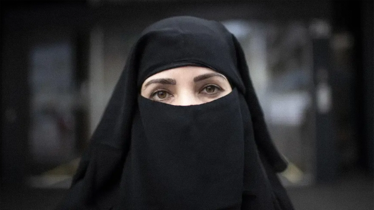 Vietati nei luoghi pubblici indumenti come burqa e niqab