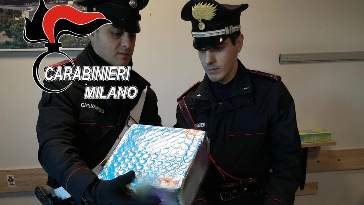 Parte del materiale sequestrato dai carabinieri a Milano