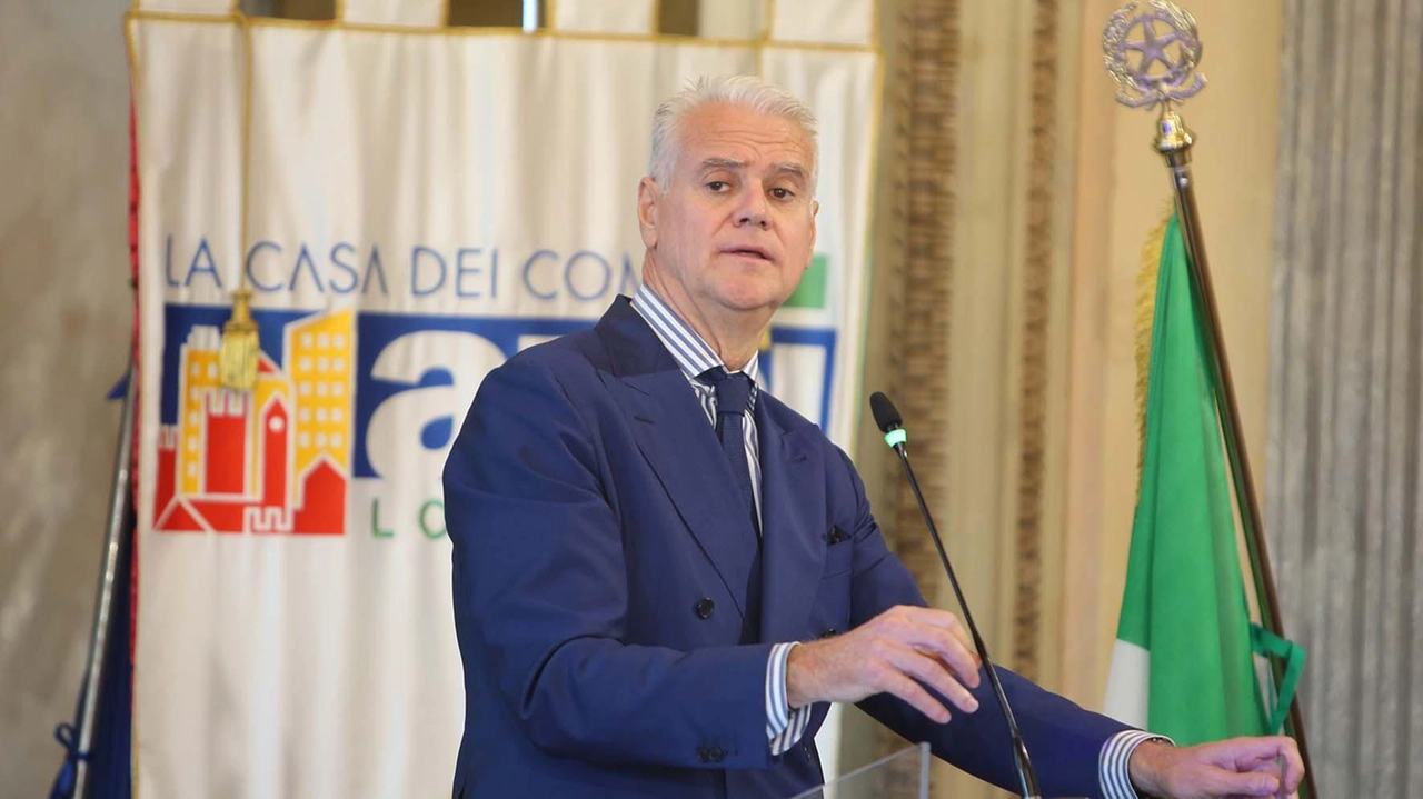 Il ministro Zangrillo elogia l'amministrazione di Monza per l'iniziativa di coinvolgimento dei cittadini. Sottolinea la necessità di rinnovamento e formazione del personale pubblico, con il Comune che partecipa al progetto Officina per inserire giovani nel settore.