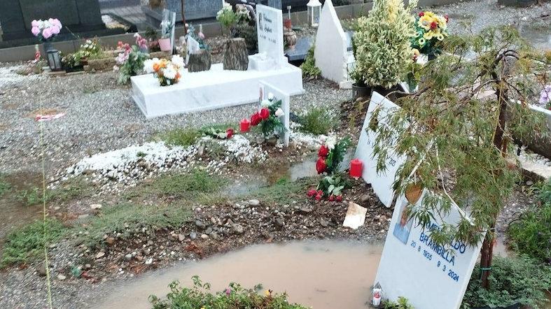 Lo scandalo del cimitero. L’acquitrino fra le tombe