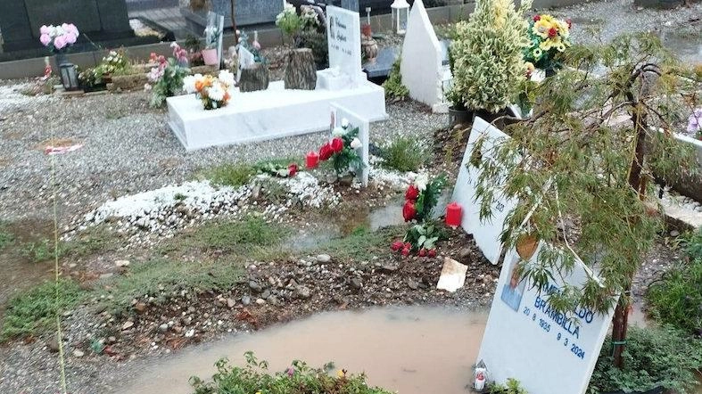 Un’immagine significativa delle pozze d’acqua fra le tombe del cimitero