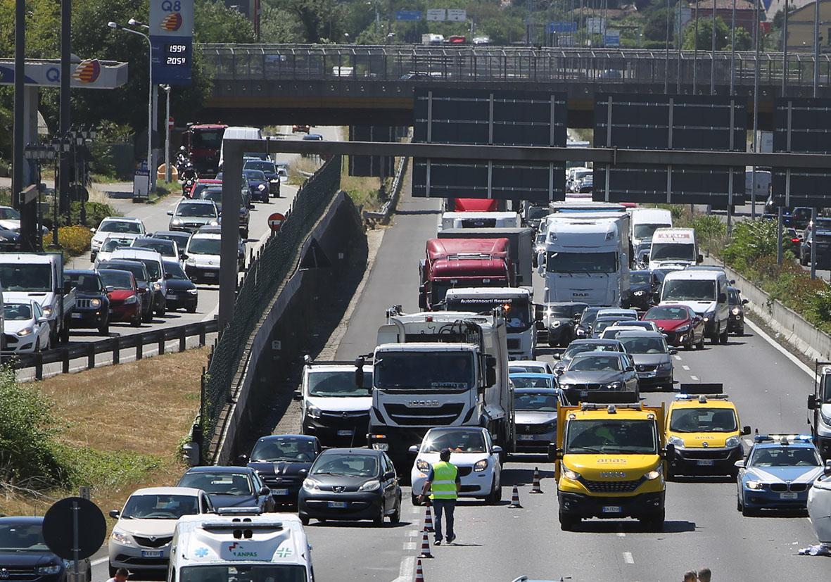 Nibionno, tamponamento a catena sulla Statale 36: gravissimo un automobilista di 28 anni