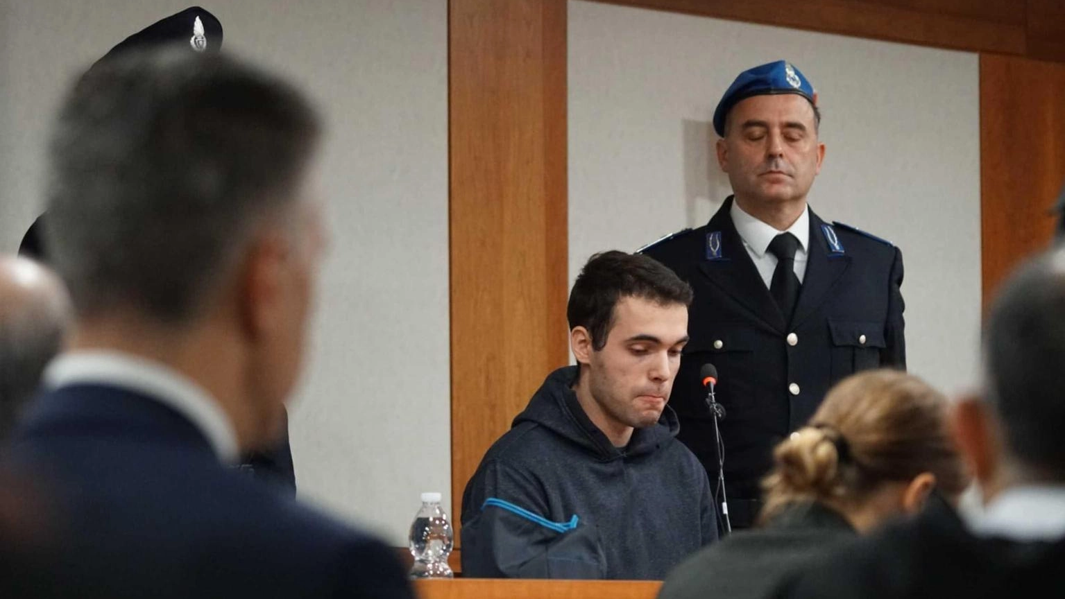 Gino Cecchettin guarda Turetta in aula, lui tiene occhi bassi