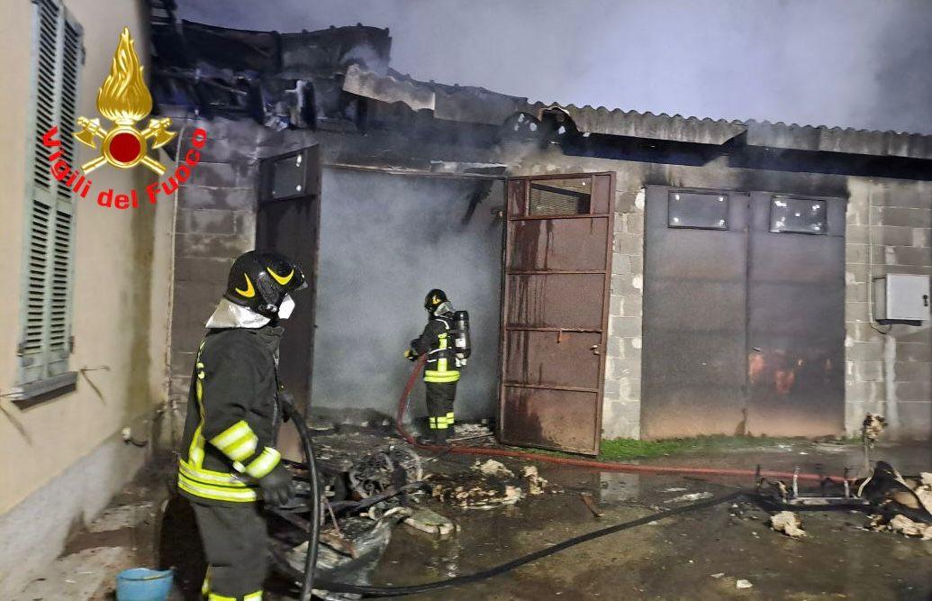 Fiamme nel garage, casa divorata dalle fiamme: il proprietario riesce a salvare solo l