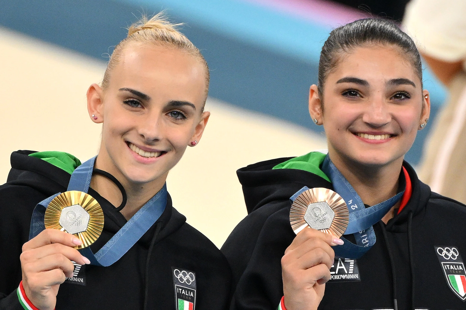 Alice D' Amato e Manila Esposito con le medaglie d'oro e di bronzo nella ginnastica artistica alle Olimpiadi di Parigi 2024