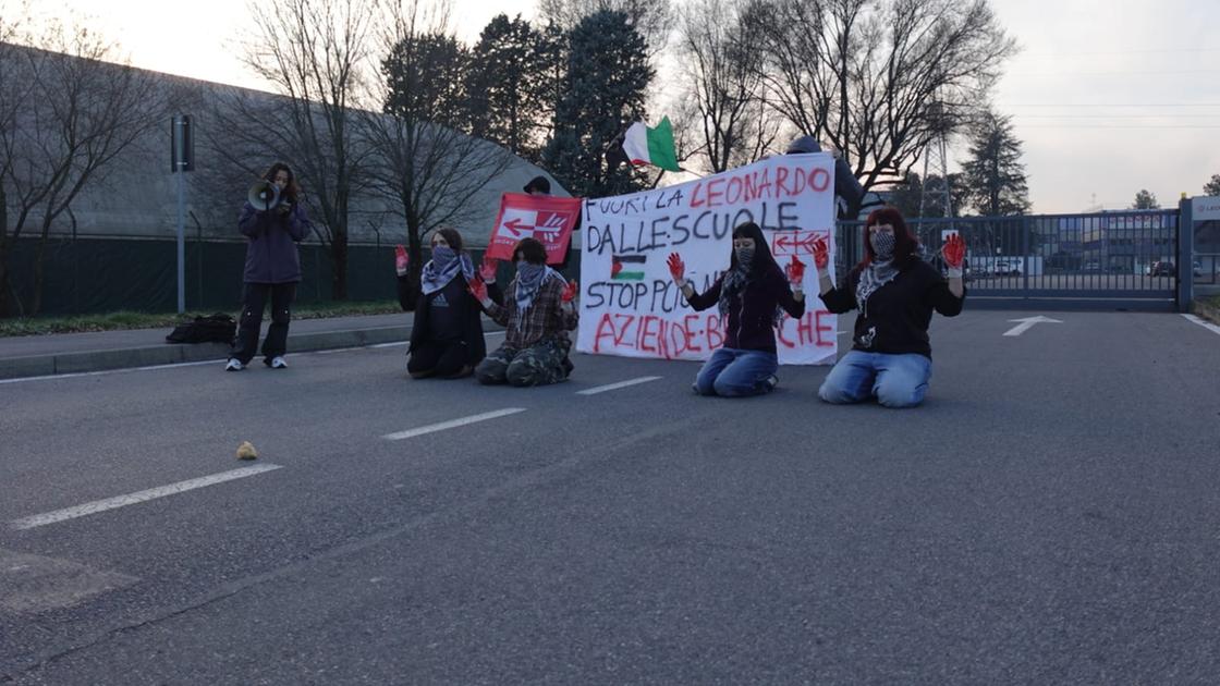 Presidio degli studenti di Busto Arsizio ai cancelli della Leonardo di Nerviano: “La nostra lotta contro le guerre e l’industria bellica”