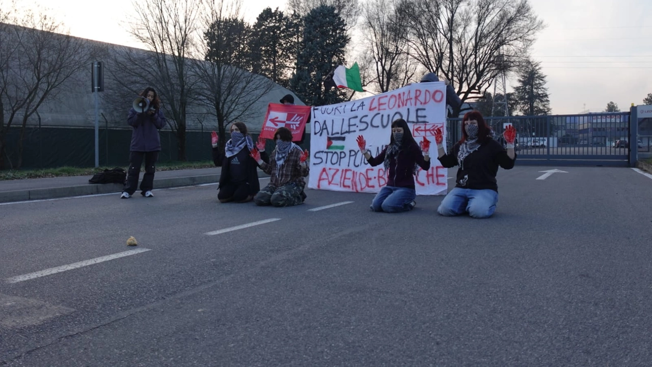 La mobilitazione degli studenti davanti alla Leonardo spa Di Nerviano