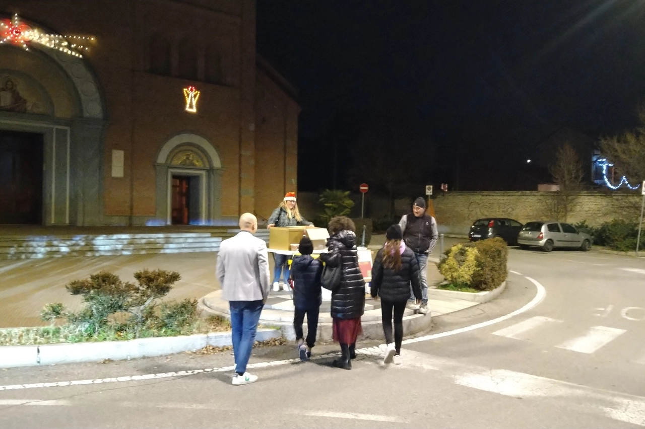 Un banchetto allestito davanti a una chiesa a Busto Arsizio