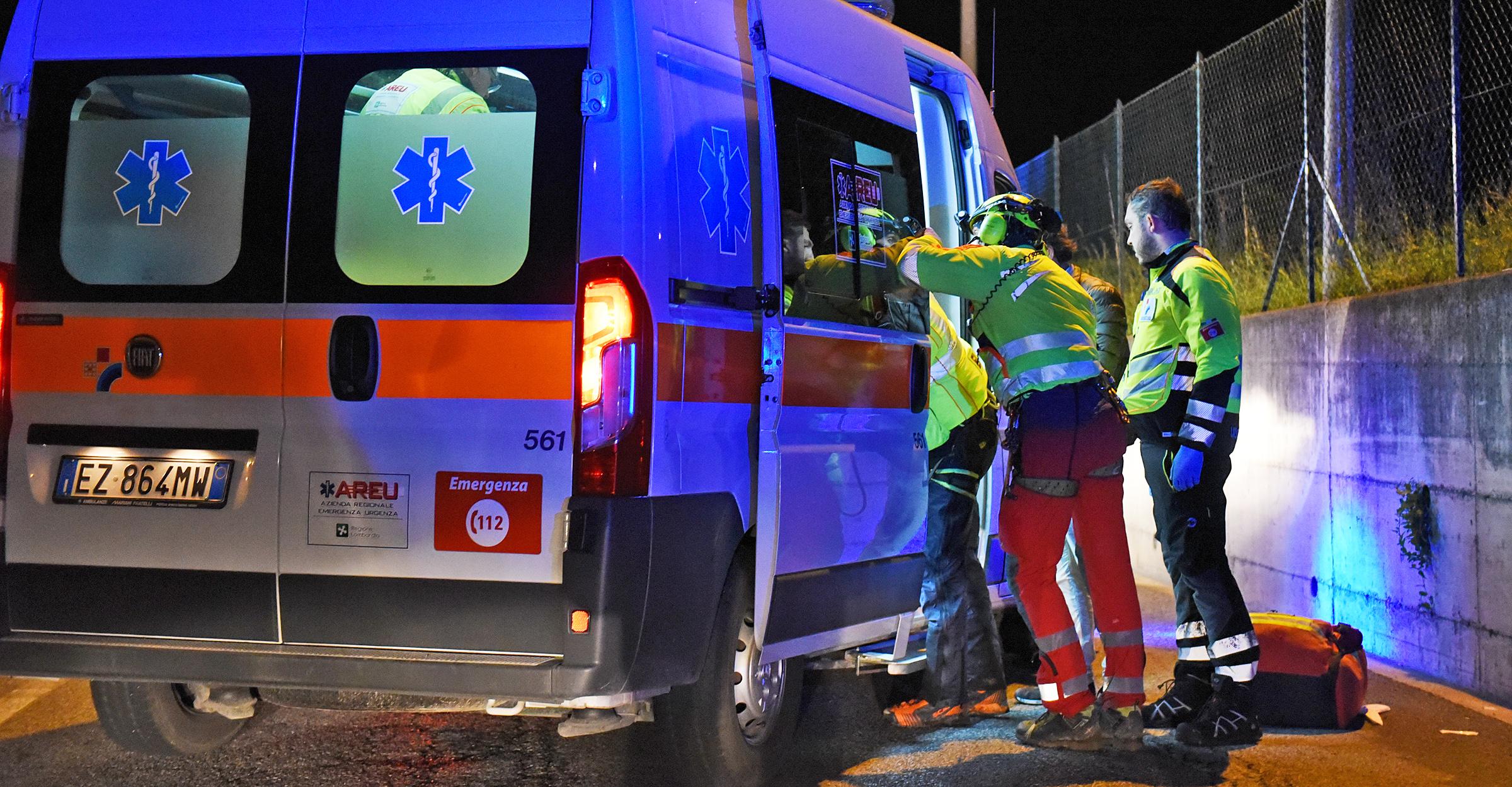 Grave incidente sulla statale 343: auto esce di strada, si ribalta e si schianta contro un ponticello. Muore il passeggero di 50 anni