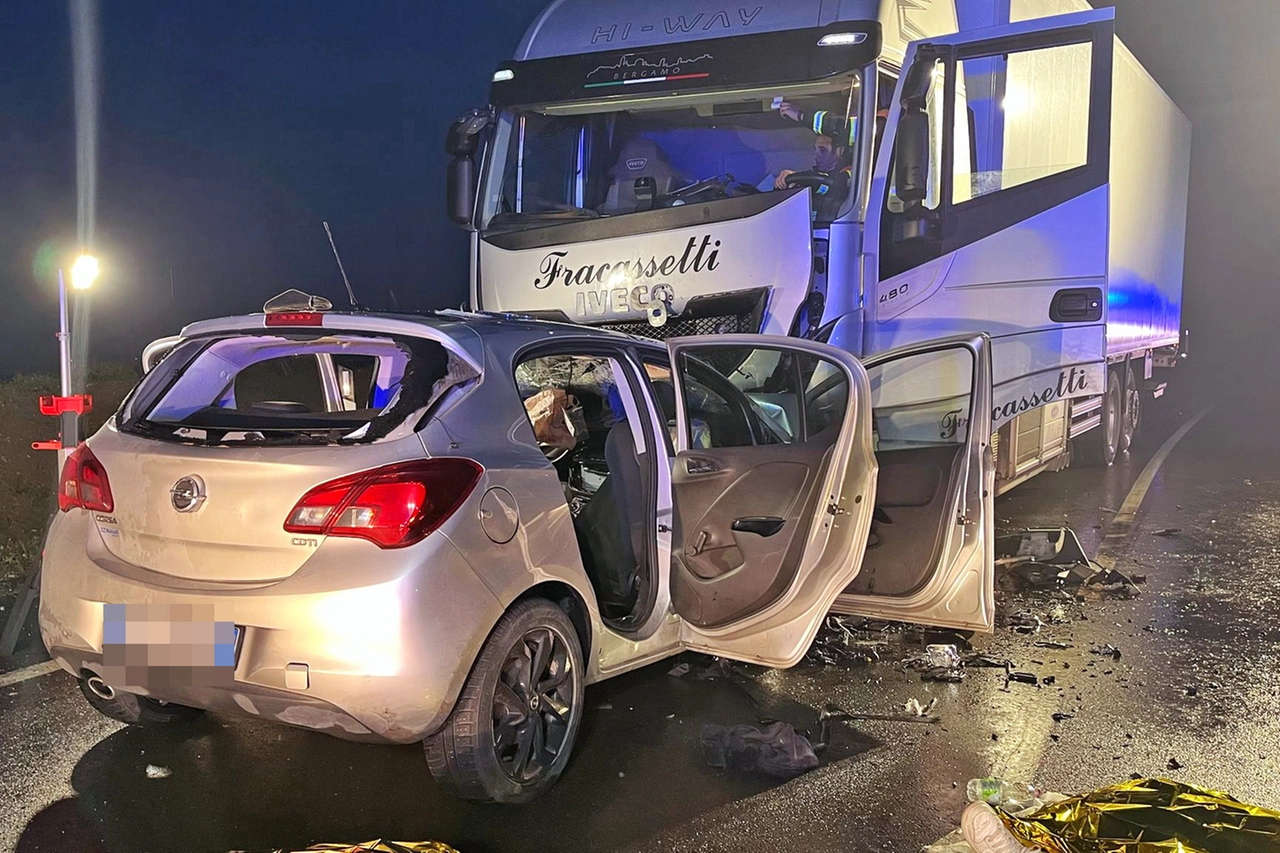 BERGAMO//INCIDENTE MORTALE ALL'ALBA A CAVERNAGO, UNA OPEL CORSA CONTRO CAMION, MUOIONO RICCARDO GUALANDRIS E NORA JAWAD 19ENNI//FOTO DE PASCALE ANSA LOCAL