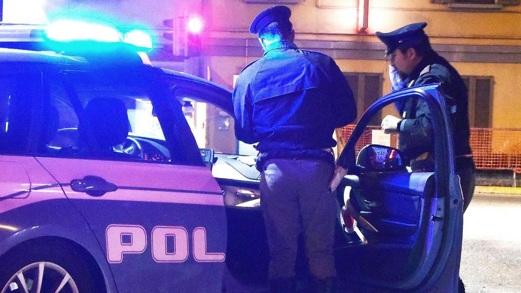 I vicini hanno dato l’allarme. Lite in casa tra coniugi, lei fugge. Arrestato il marito violento