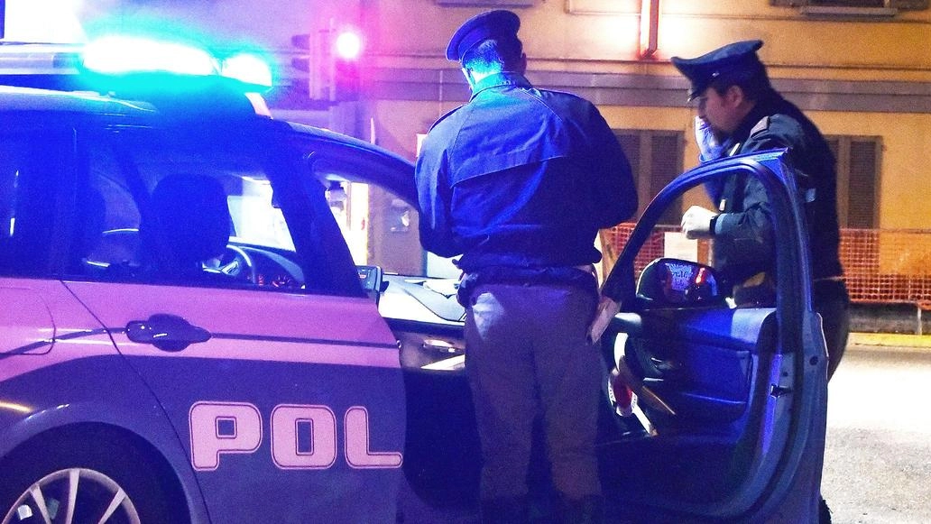 L’uomo ha accolto gli agenti impugnando una bottiglia rotta poi posata solo davanti al taser