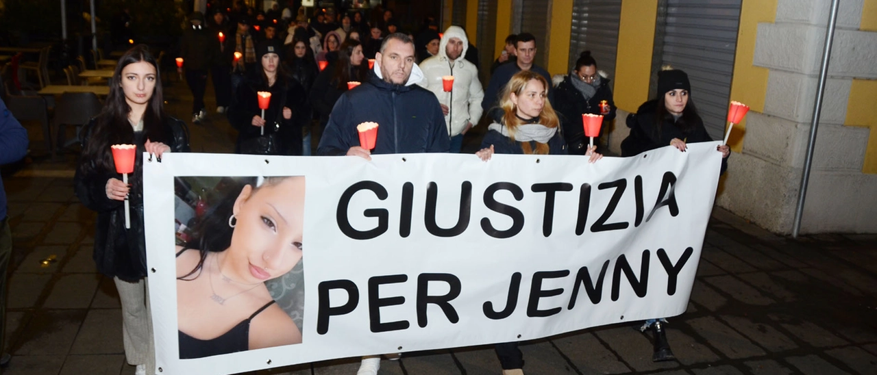 Fiaccolata per Jennifer, morta in auto a 13 anni. Mamma e amici sfilano nel rione: vogliamo giustizia