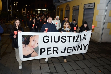 Fiaccolata per Jennifer, morta in auto a 13 anni. Mamma e amici sfilano nel rione: vogliamo giustizia