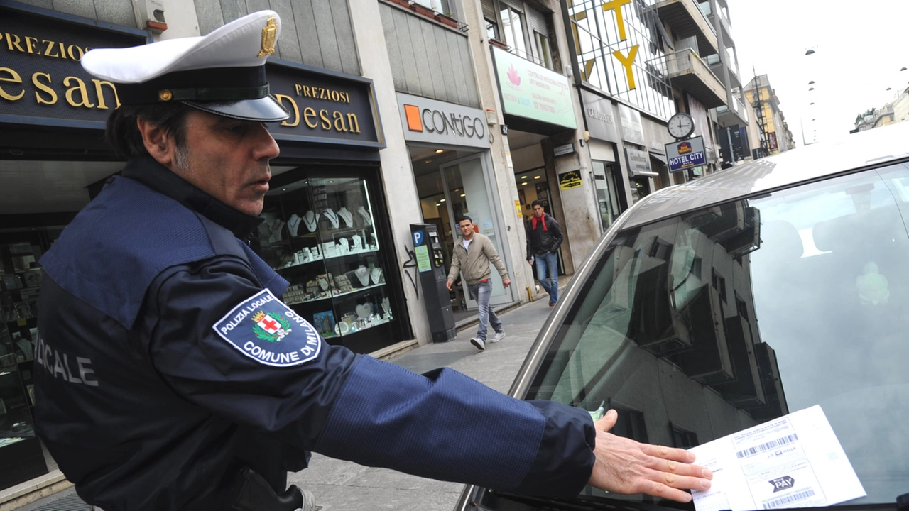 Milano, un ghisa stacca una multa in centro città