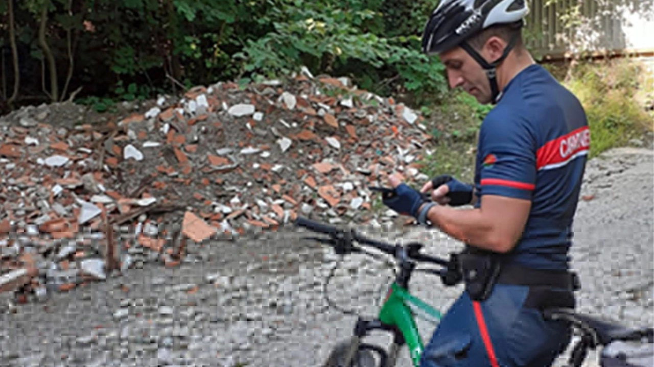 I carabinieri forestali di Cunardo individuano responsabili abbandono rifiuti, coordinando intervento per rimozione e comminando ammende.