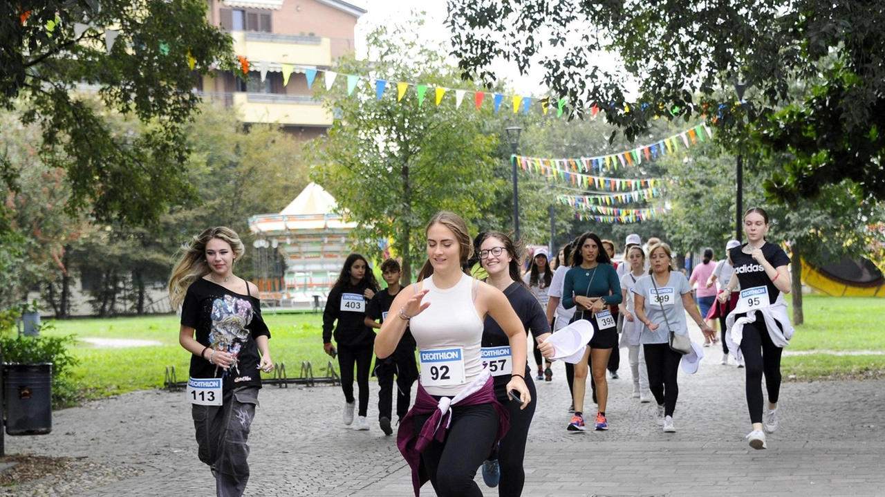 Oltre 500 persone partecipano alla marcia "Tante gambe, un solo cuore contro la violenza" a Cesano Boscone. Presenti giovani, famiglie, amministratori. Fondi raccolti per sostenere vittime di abusi.