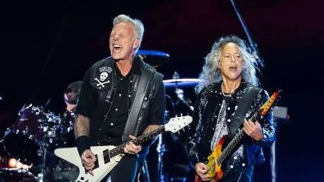 James Hetfield e Kirk Hammett dei Metallica sul palco durante un concerto