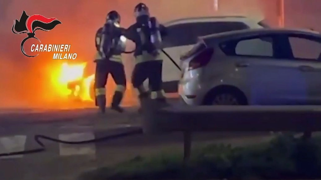 Il giovane, un 25enne romeno, è accusato di diversi episodi di incendi che hanno devastato vetture e moto parcheggiate da ignari cittadini a San Donato, San Giuliano e nel capoluogo