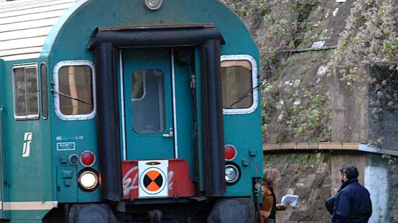 La linea ferroviaria dove si è verificato l’incidente Il quarantunenne è ricoverato al Manzoni di Lecco