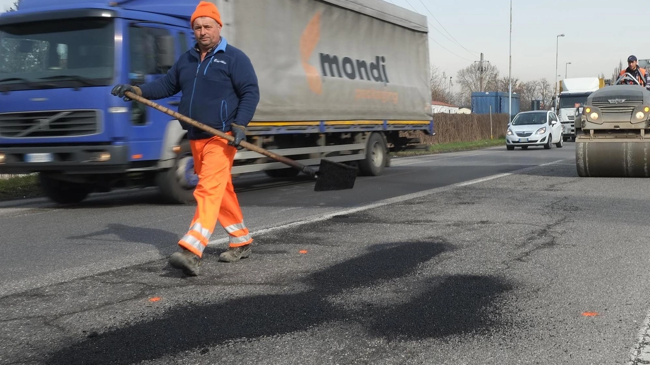 Monza Mobilità gestirà la manutenzione delle strade monzesi, affrontando il problema delle buche e dei dissesti.