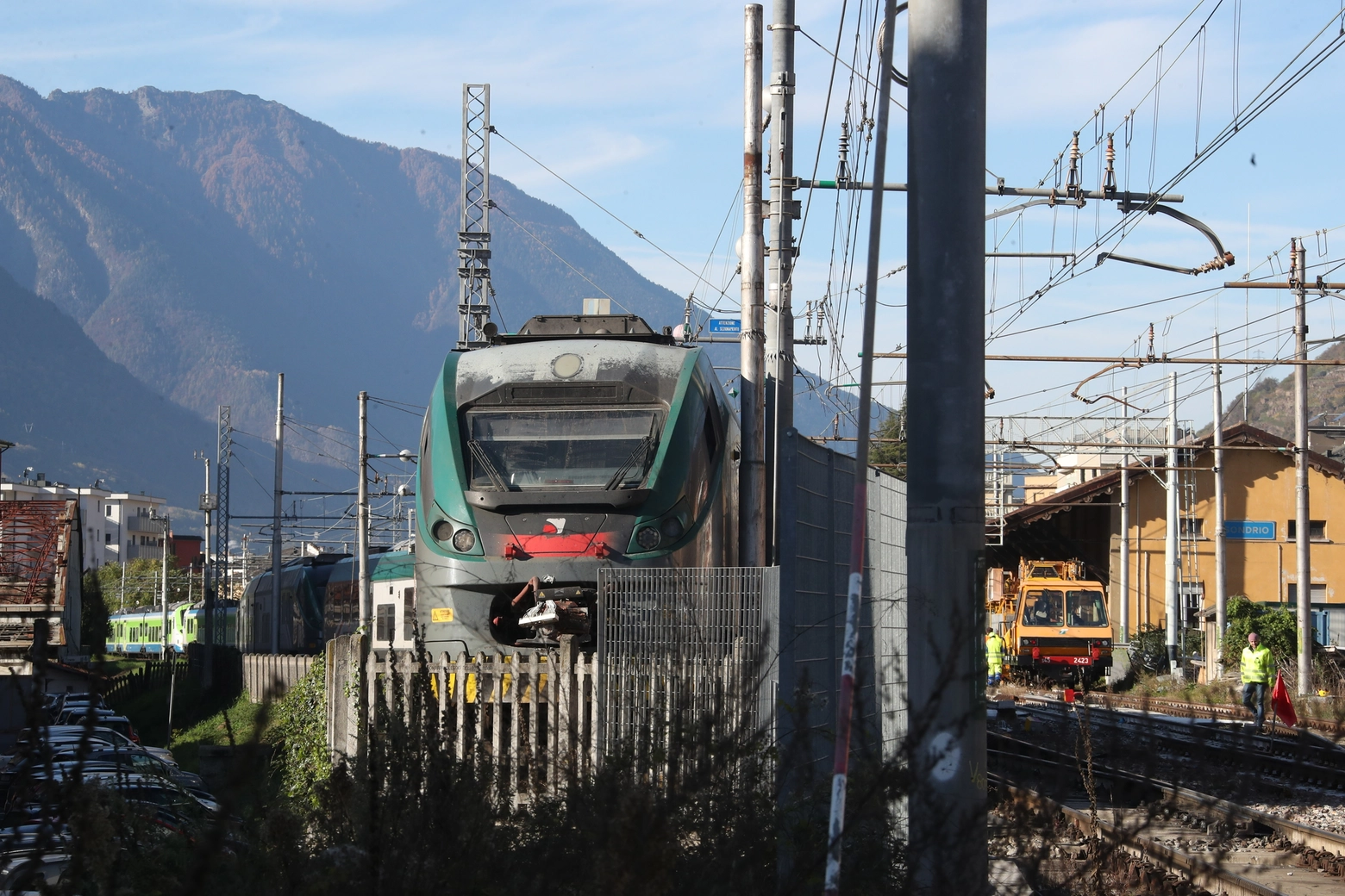 Il treno coinvolto nell'incidente alla stazione di Sondrio (foto Ansa/Anp)