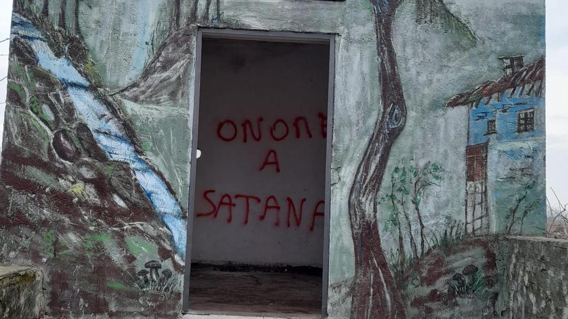 Segni satanici nella casa del Roccolo. Sulle pareti croci in rosso capovolte