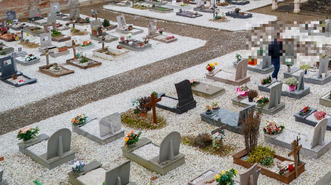 Spaccia droga tra le tombe, arrestato custode del cimitero di Desenzano del Garda