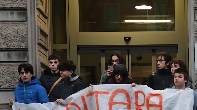 Studenti in piazza Fontana: "Basta manganelli"