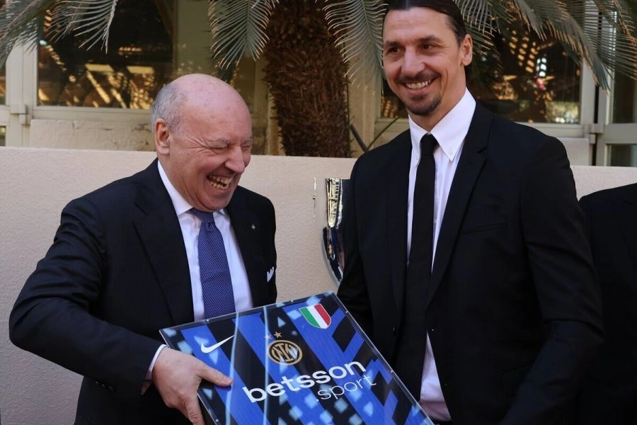 Beppe Marotta consegna una maglia dell'Inter con le due stelle a Zlatan Ibrahimovic