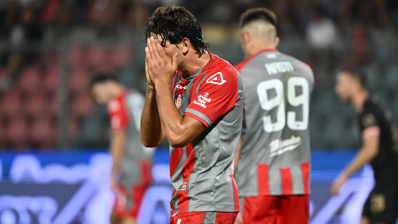 Tommaso Barbieri (Cremonese) delusione dopo occasione da gol fallita